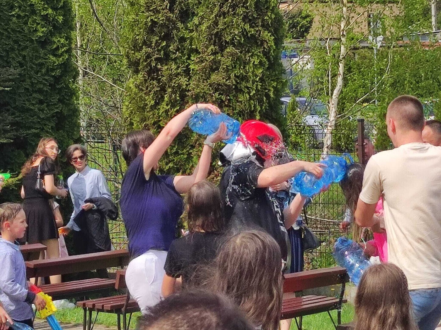 W piotrkowskiej parafii pod wezwaniem Jana Pawła II proboszcz oraz wikary oblewali się wodą z parafianami