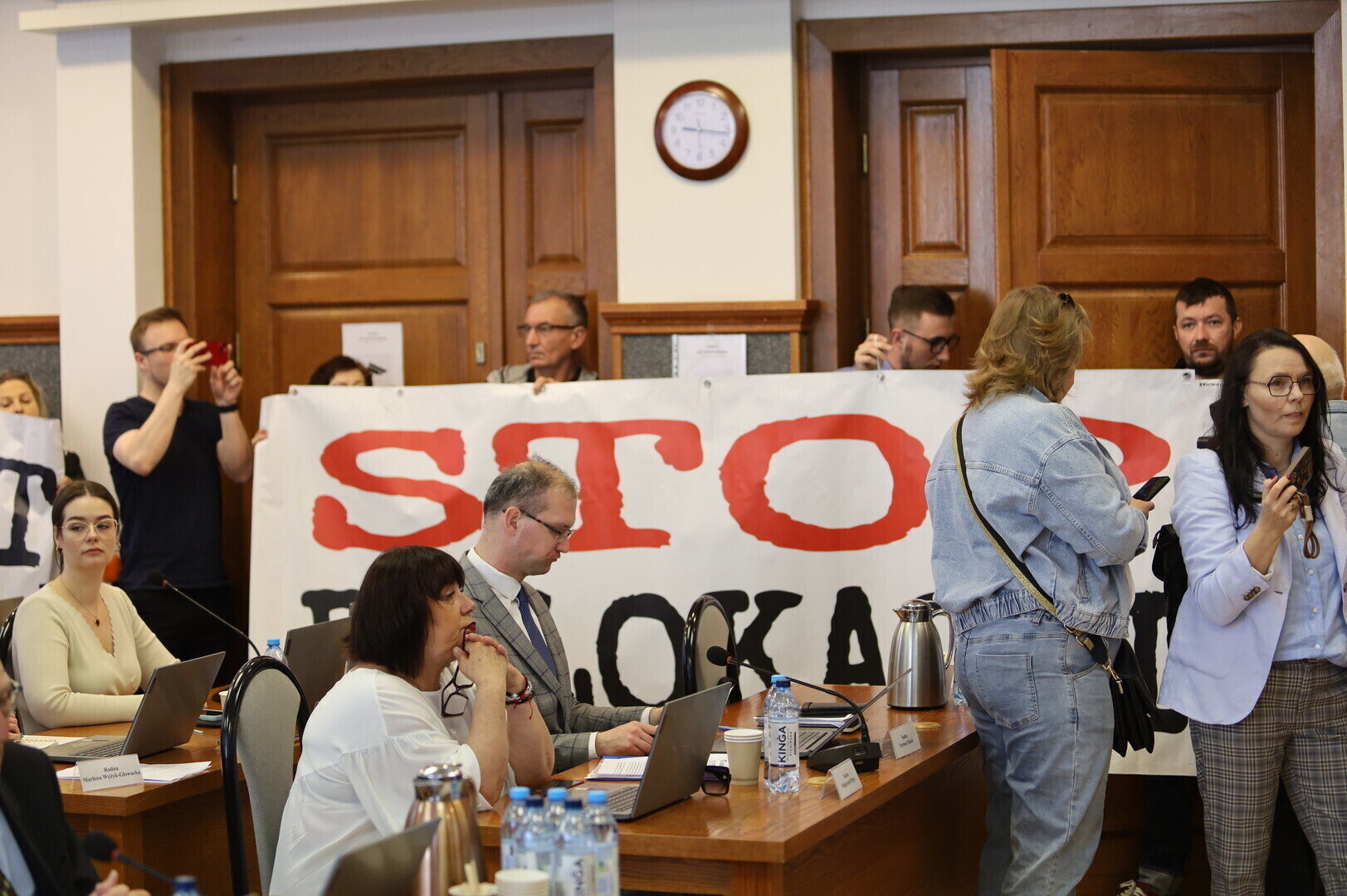 Temat Centrum Integracji Cudzoziemców rozgrzał obrady - interweniowała policja. XVI Sesja Rady Miasta Piotrkowa