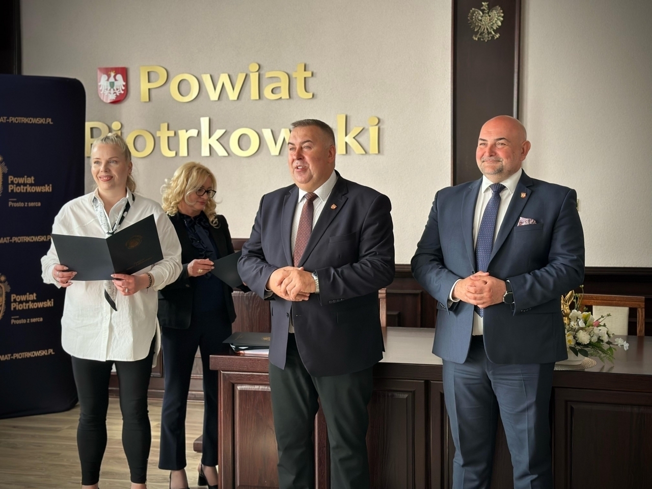 Siedemnastu uczniów otrzymało stypendia od starosty powiatu piotrkowskiego za osiągnięcia edukacyjne artystyczne naukowe i kulturalne