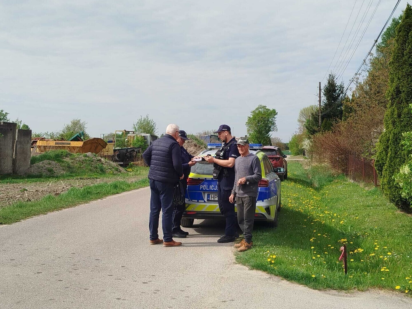 Spór o pół budynku gospodarczego oraz o kilka metrów gruntu podzielił dwóch braci Jana i Eugeniusza którzy kłócą się o to już kilkanaście lat