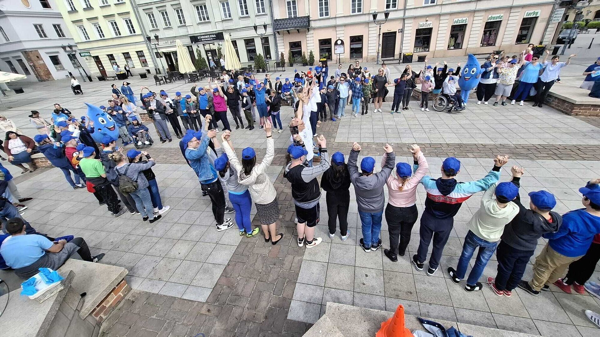 Nauczyciele i uczniowie Specjalnego Ośrodka Szkolno - Wychowawczego w Piotrkowie zorganizowali happening w Rynku Trybunalskim