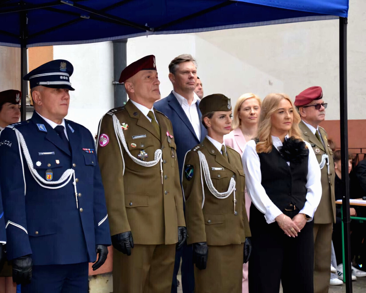 Ślubowanie uczniów klas policyjnych i wojskowych w IV LO w Piotrkowie Trybunalskim