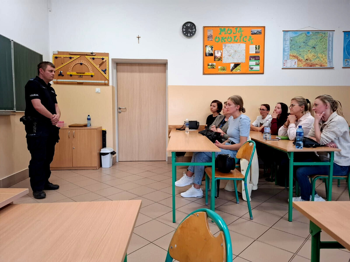 Rozmawiali o hejcie policjant spotkał się z rodzicami uczniów w Srocku