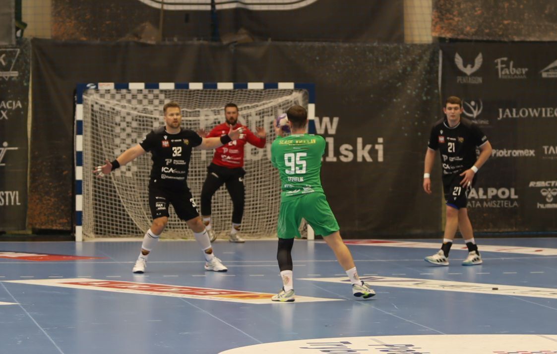 Porażka z outsiderem po bardzo słabej grze. Piotrkowianin na deskach