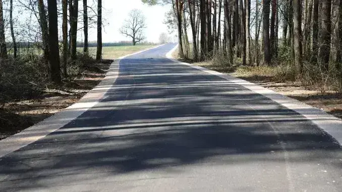 Droga w Parzniewicach w gminie Wola Krzysztoporska gotowa