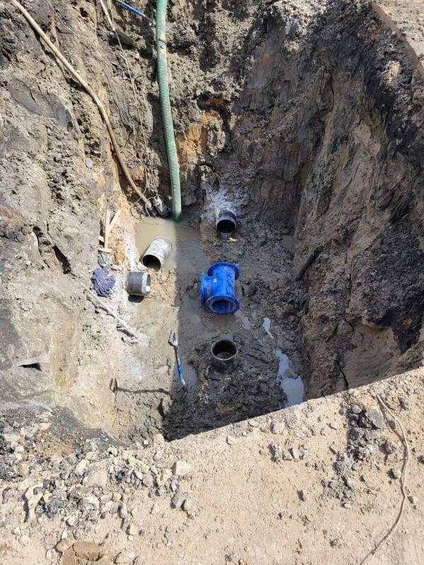 Trwają prace przy usuwaniu awarii wodociągu w miejscowości Gorzkowiczki