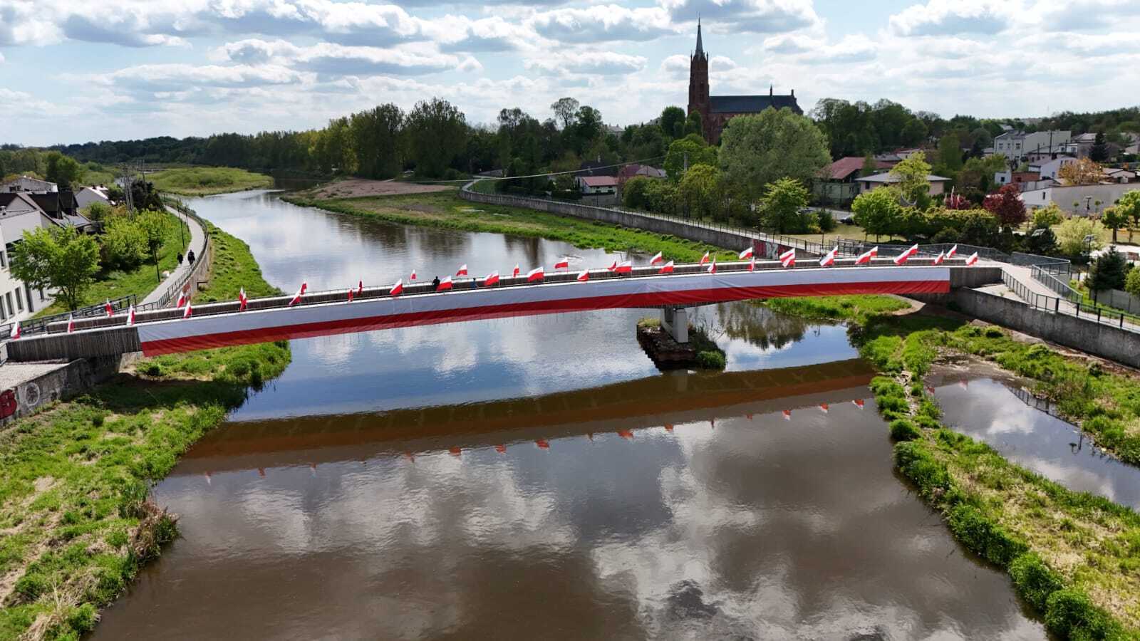 W Sulejowie można podziwiać najdłuższą flagę w Polsce
