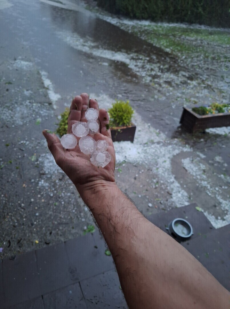 Ulewa i grad nad Piotrkowem i okolicami. Zniszczone uprawy zablokowane drogi