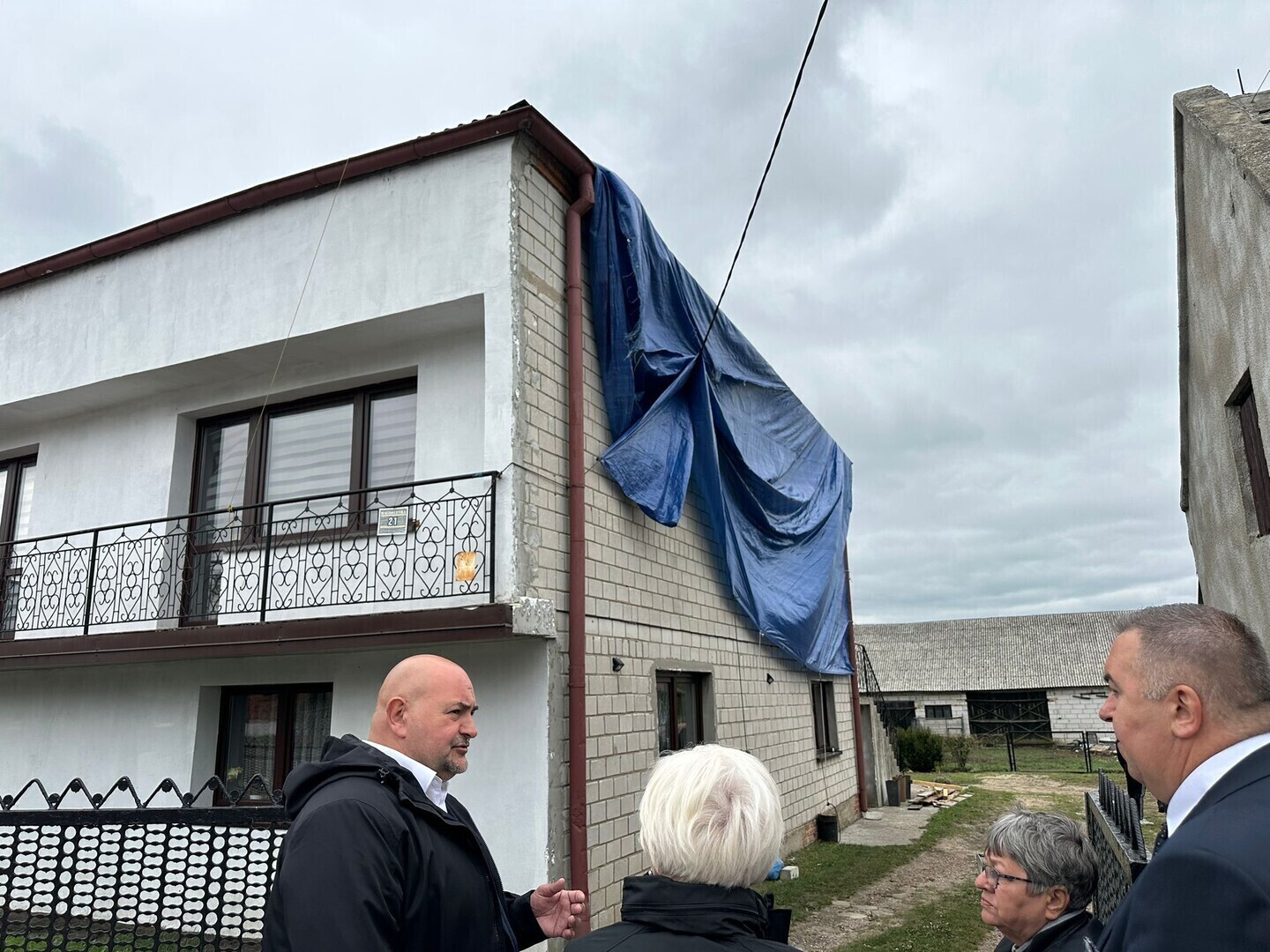 Zerwane dachy wybite szyby w oknach uszkodzone domy - szacowanie strat i zbiórka po ostatniej nawałnicy w regionie
