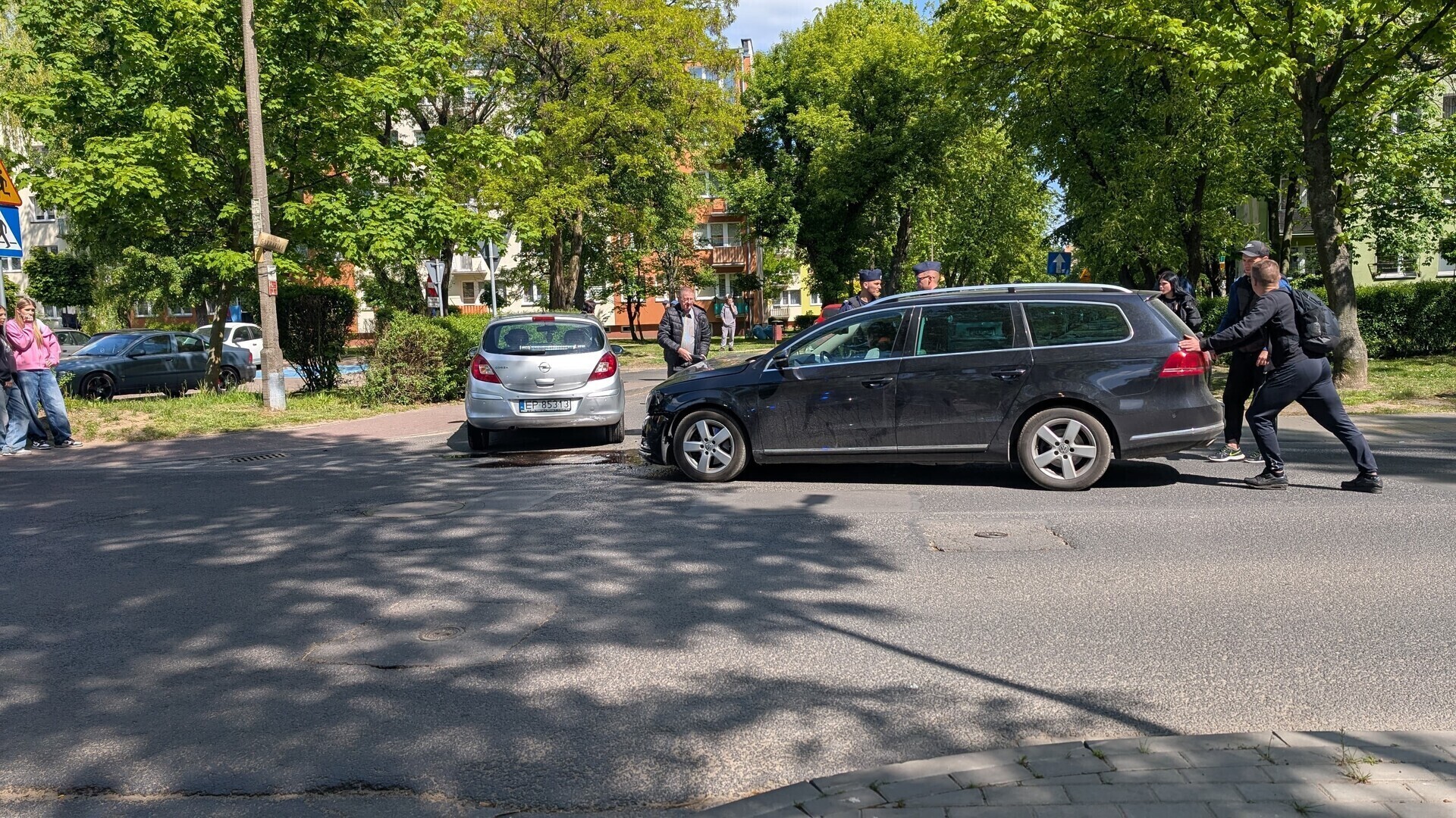 Niebezpieczne zdarzenie na skrzyżowaniu w Piotrkowie. Opel wymusił pierwszeństwo