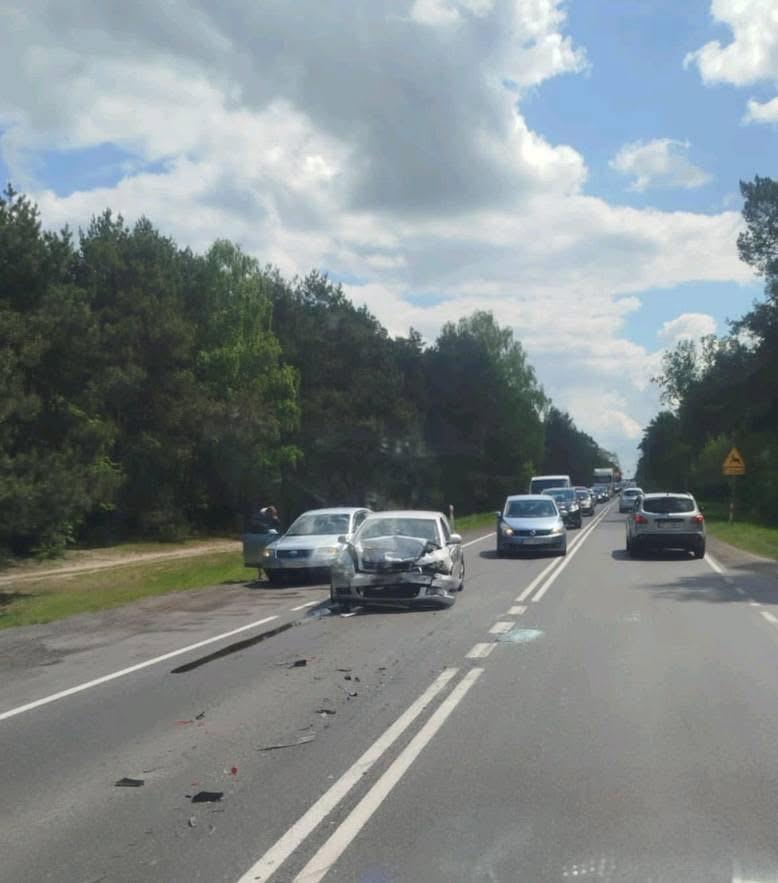 Zderzenie dwóch pojazdów na DK 12 na wysokości miejscowości Przygłów. Kobieta zabrana do szpitala