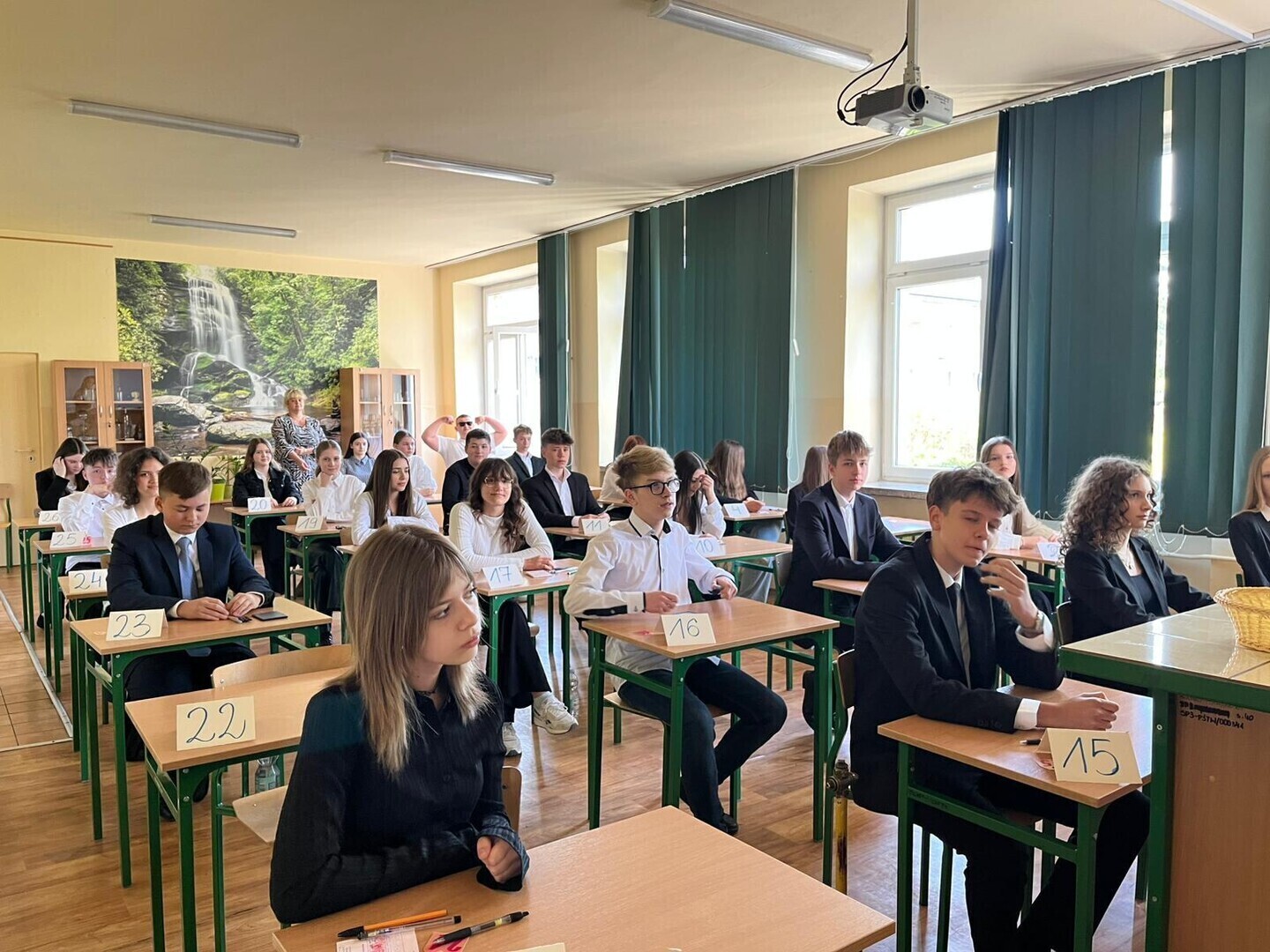 Egzaminy ósmoklasisty 2025 rozpoczęte. Uczniowie SP3 w Piotrkowie zmagają się z językiem polskim