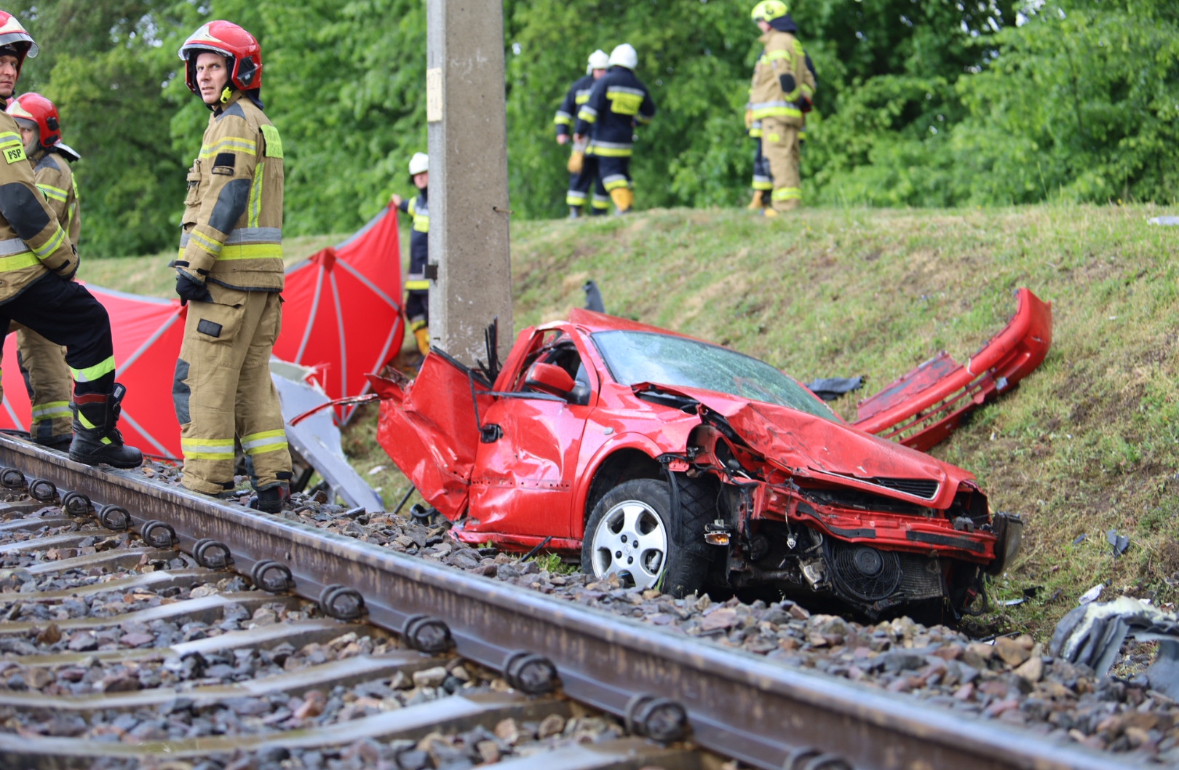 Zderzenie pociągu i osobówki w Raciborowicach. Jedna osoba nie żyje druga w ciężkim stanie przetransportowana przez LPR. Dramat pod Piotrkowem