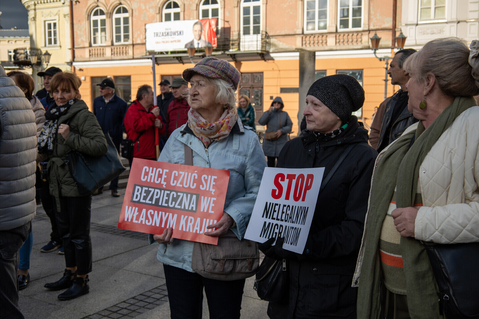 Marsz przeciw imigracji przeszedł przez Piotrków. Na transparentach nie brakowało politycznych haseł