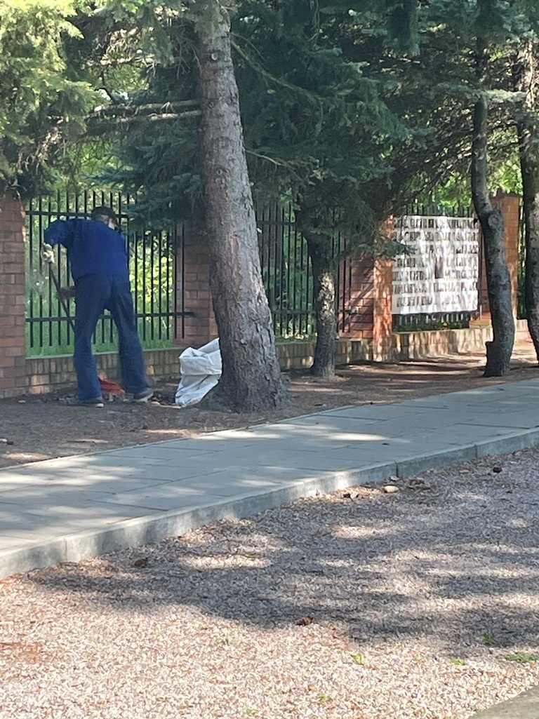 Porządki na cmentarzach trwa bieżące utrzymanie miejsc pamięci