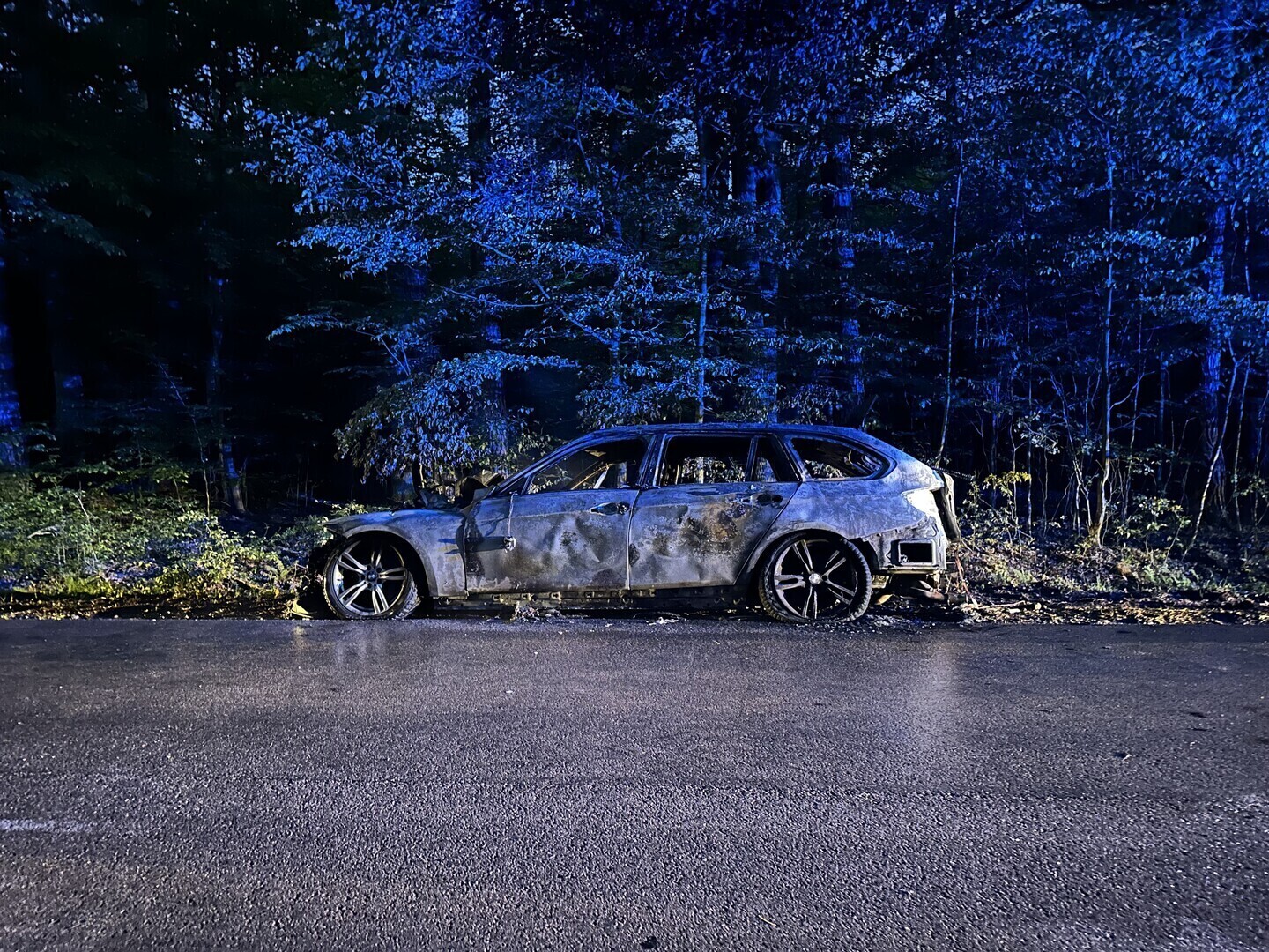 Groźny pożar pod Piotrkowem. Osobowe BMW doszczętnie spłonęło