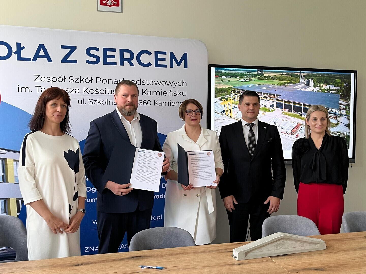 Umowa patronacka Zespołu Szkół w Kamieńsku z firmą Consolis Polska - praktyki staże i szansa na zatrudnienie dla uczniów