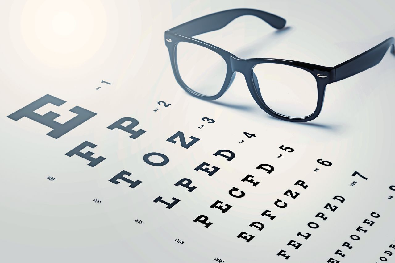 Jak widzi astygmatyk i dlaczego obraz bywa zniekształcony
