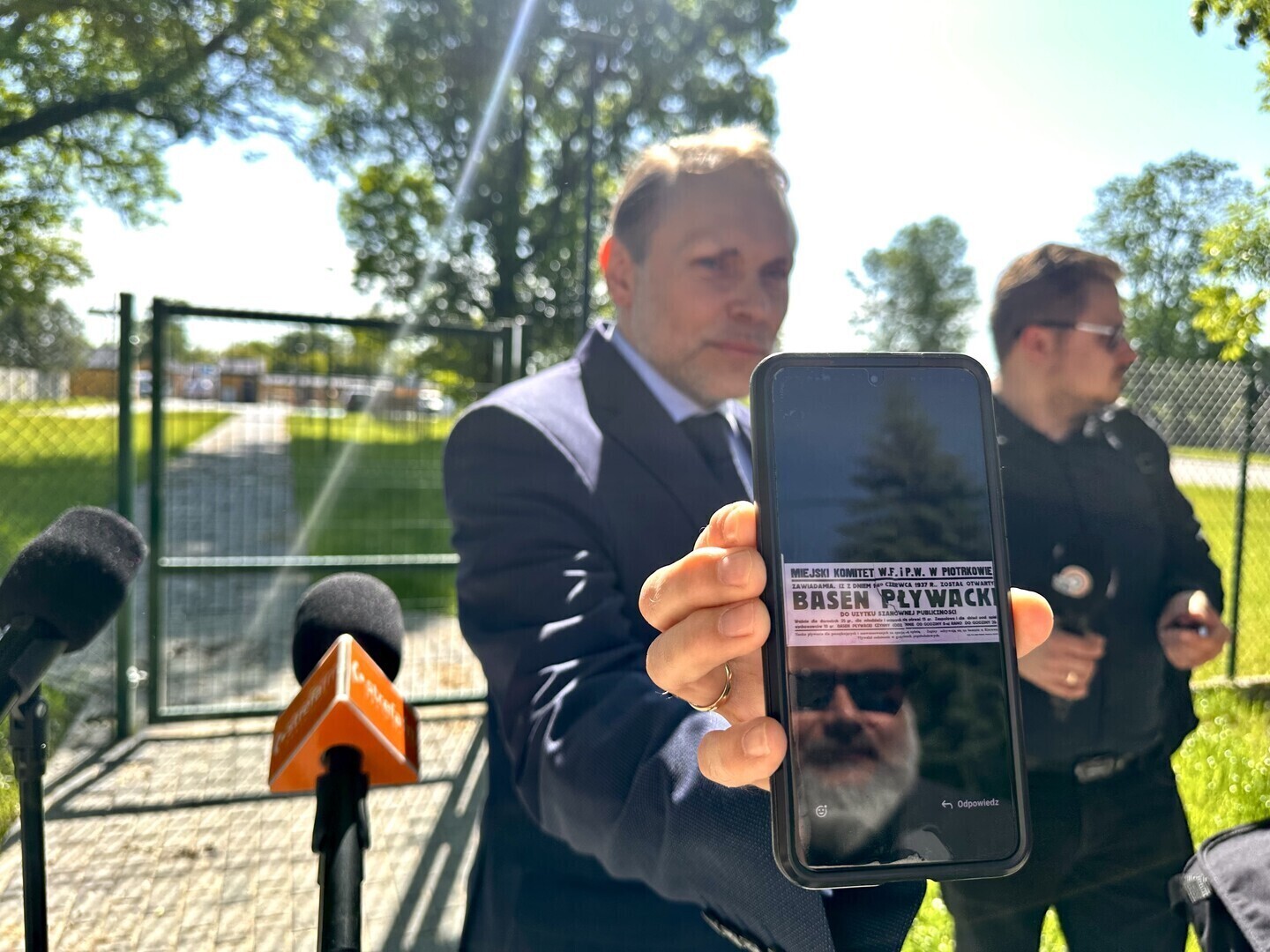 Piotrków zyska nowoczesne baseny za ponad 14 milionów złotych. Są już prawie gotowe. Nowe kąpielisko zlokalizowane przy ul. Żwirki ma być letnią atrakcją Piotrkowa. Konferencja