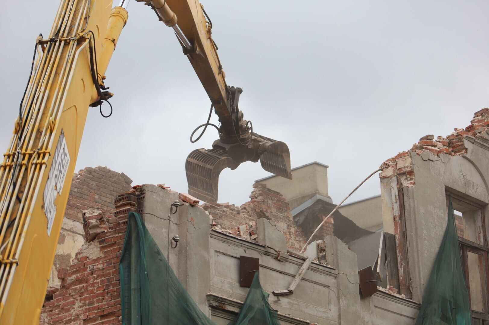 Rozpoczęła się rozbiórka kamienicy przy ul. Wojska Polskiego 23a. Prace potrwają kilka dni
