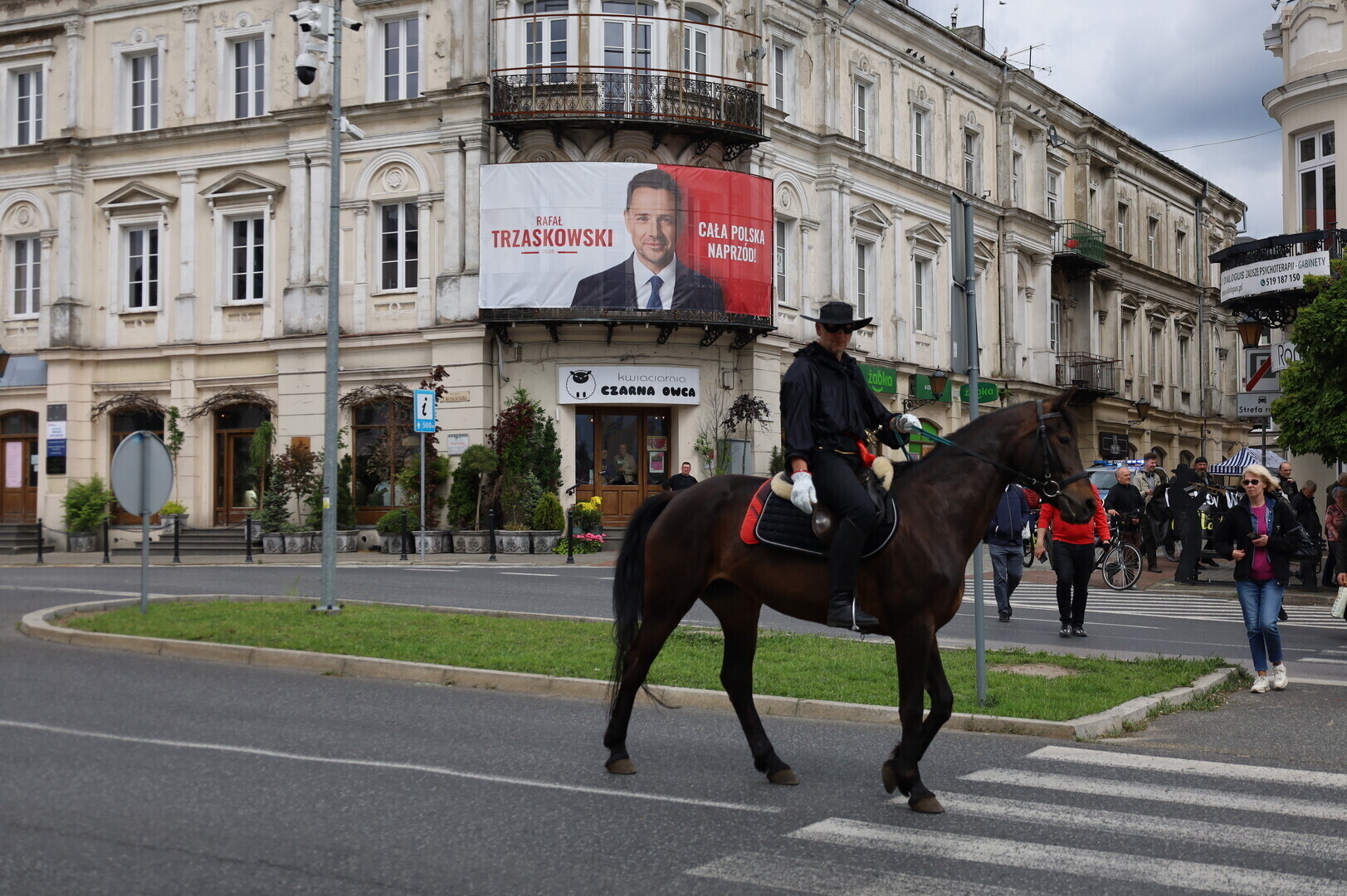 Zorro w Piotrkowie Trybunalskim. Zwolennicy Karola Nawrockiego z PiS pytają Trzaskowskiego o sądy migrację i Fort Trump. Ostatnie dni kampanii wyborczej