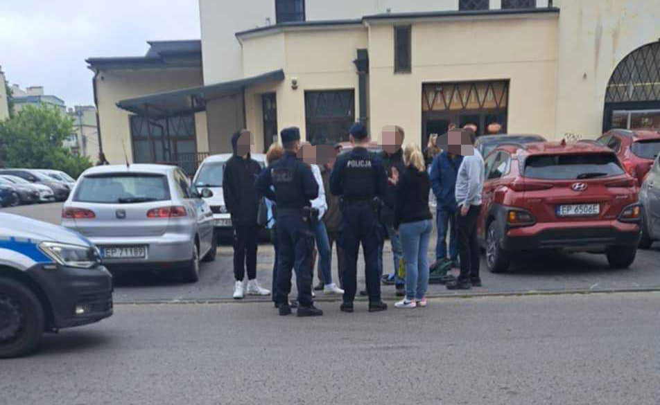 Potrącenie dziecka przy hali targowej w Piotrkowie. Mężczyzna w szarym Audi uciekł z miejsca zdarzenia świadkowie ruszyli za sprawcą