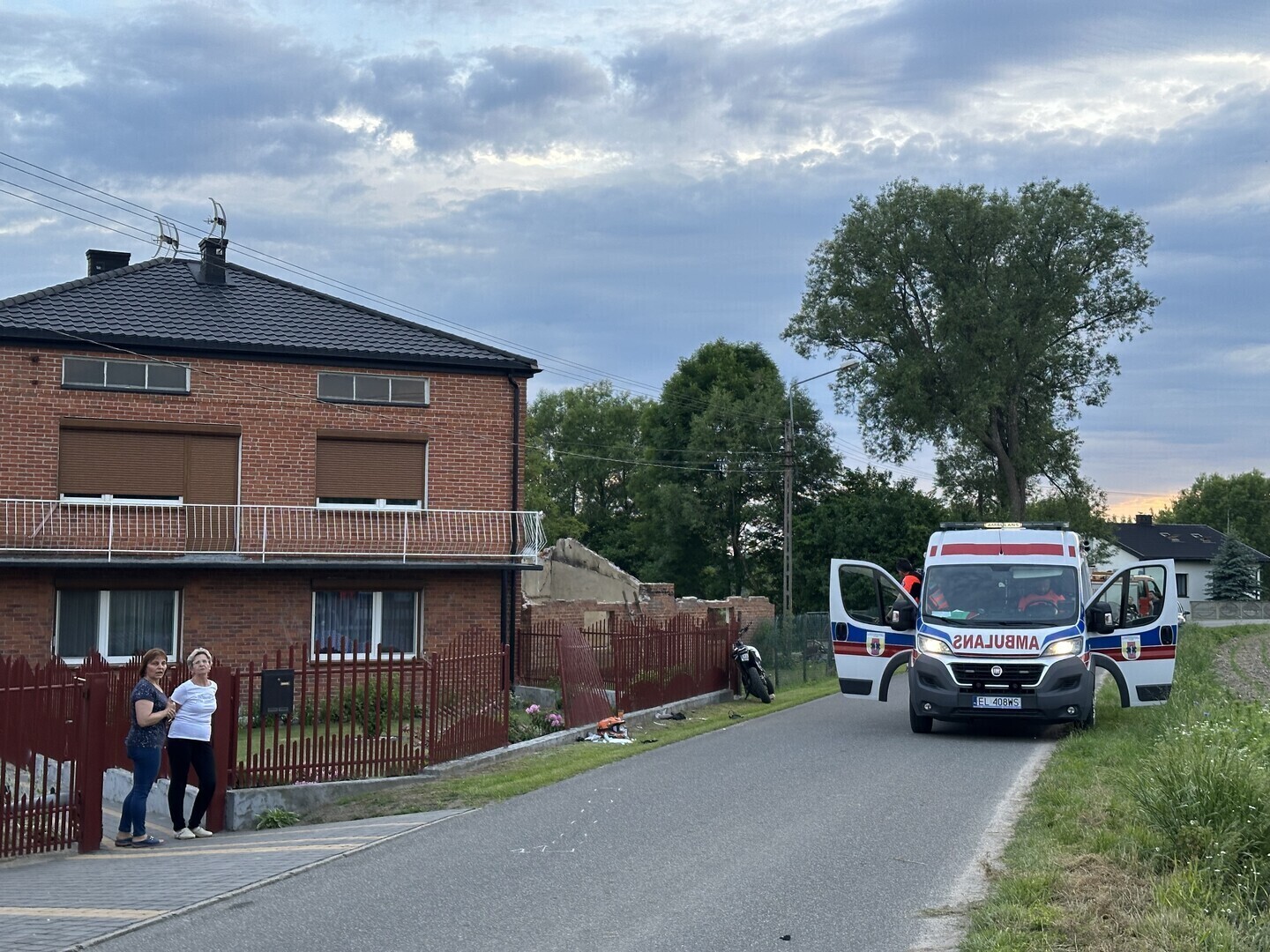 Wypadek motorowerzysty w Mąkolicach w gminie Wola Krzysztoporska. 14-latek wjechał w ogrodzenie lądował śmigłowiec LPR