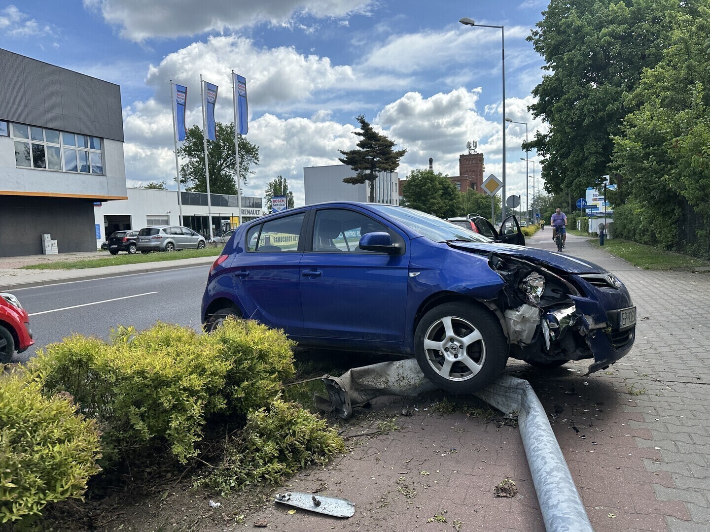 Groźna kolizja na Sulejowskiej w Piotrkowie. Kobieta tłumaczy że do samochodu wpadła pszczoła