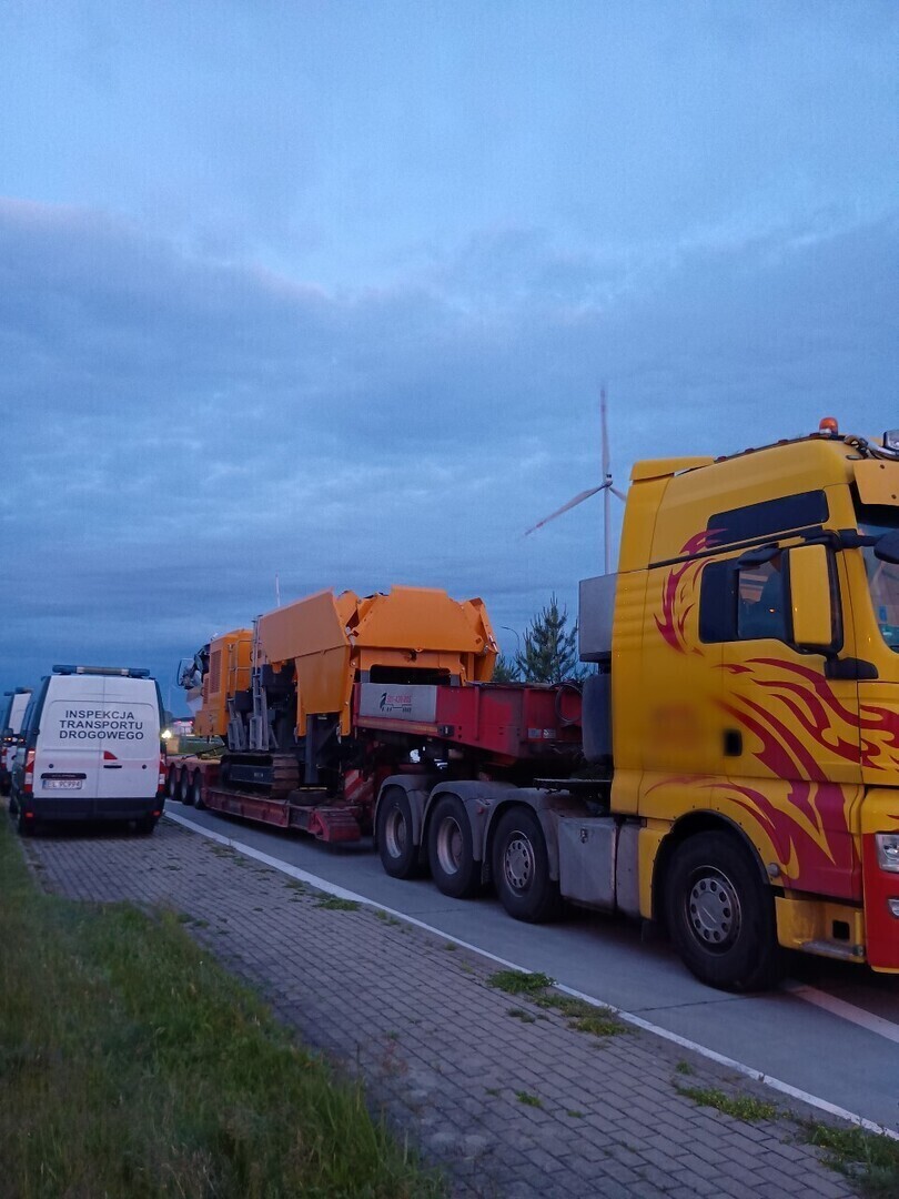 Nocne kontrole ITD. Dźwig samojezdny za ciężki o 60 ton