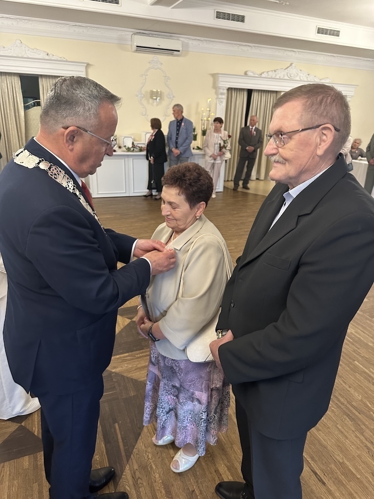 Wolbórz świętuje Złote Gody 18 par uhonorowanych za 50 lat małżeństwa