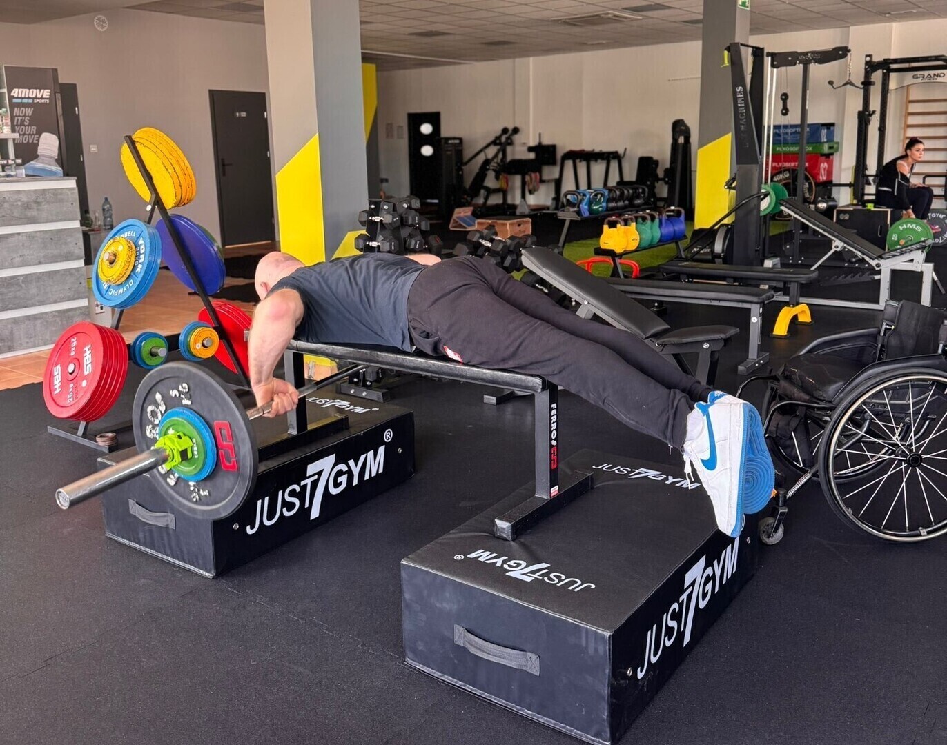 Asystenci pomagają osobom z niepełnosprawnościami