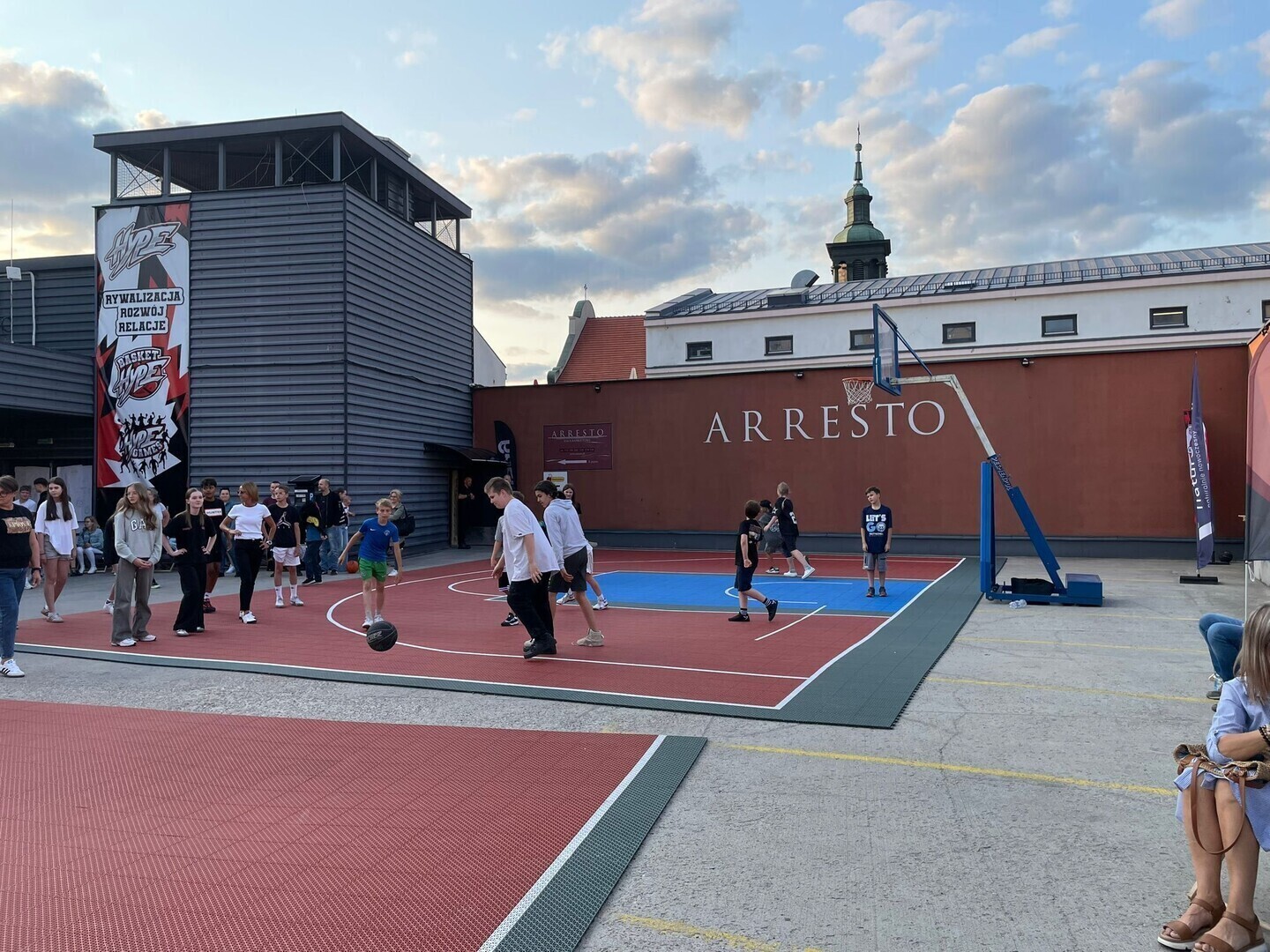 Znany tiktoker Sfinks odwiedził Piotrków. Wspaniały energetyczny pokaz tańca