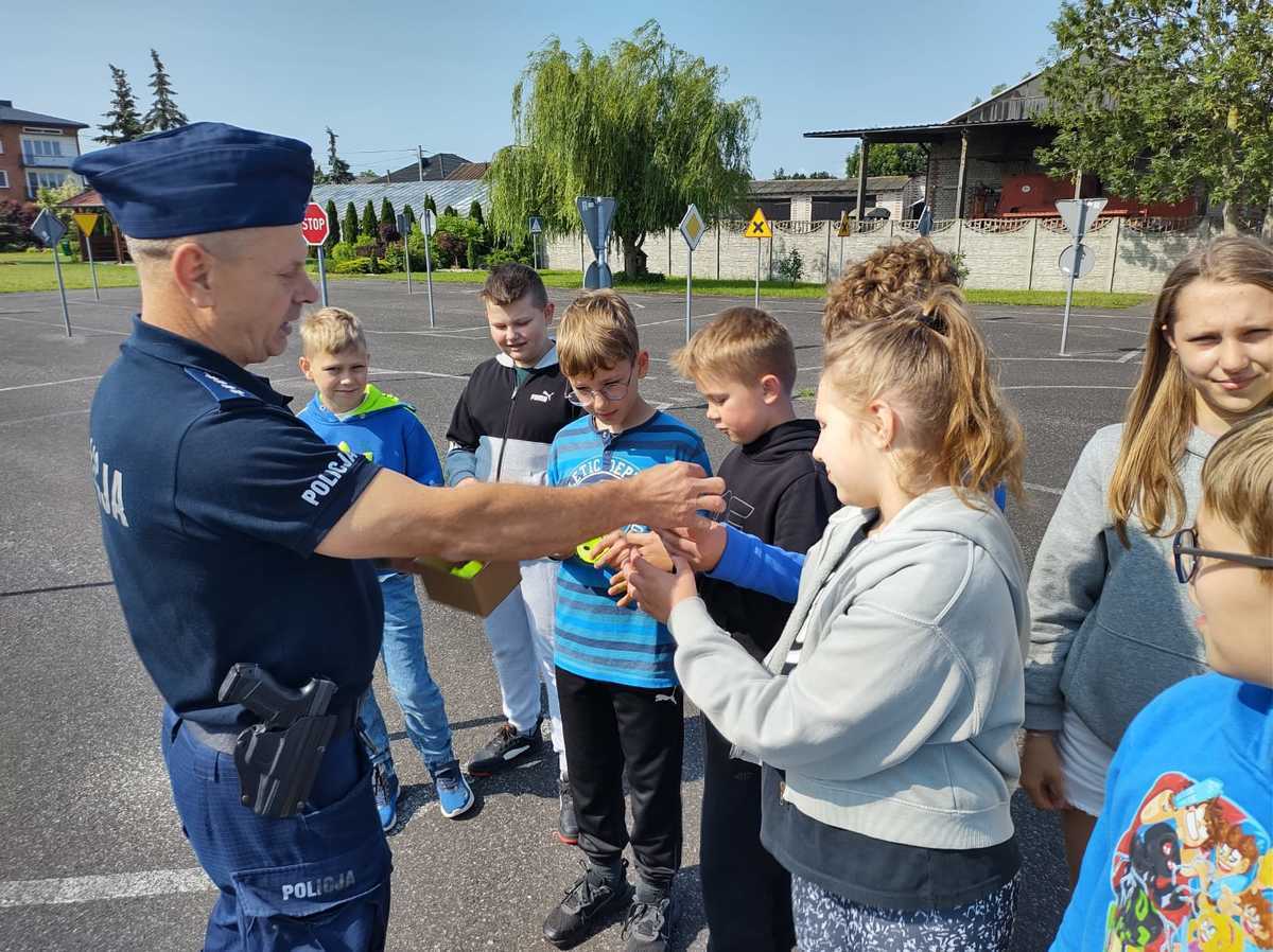 Dzielnicowy z Grabicy przeprowadził egzamin na kartę rowerową