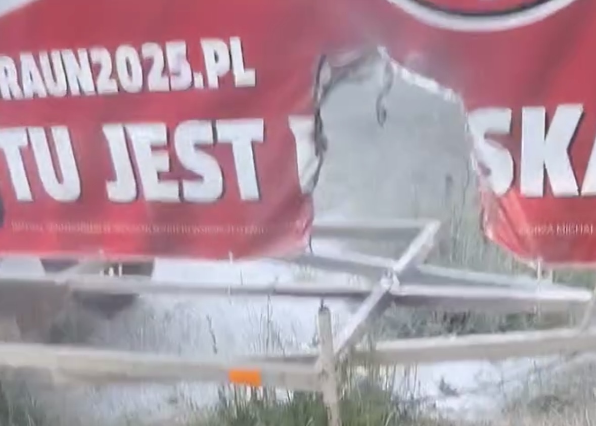 Podpalenie materiałów wyborczych Grzegorza Brauna w Piotrkowie Trybunalskim. Sprawcy mogą trafić do więzienia nawet na 5 lat