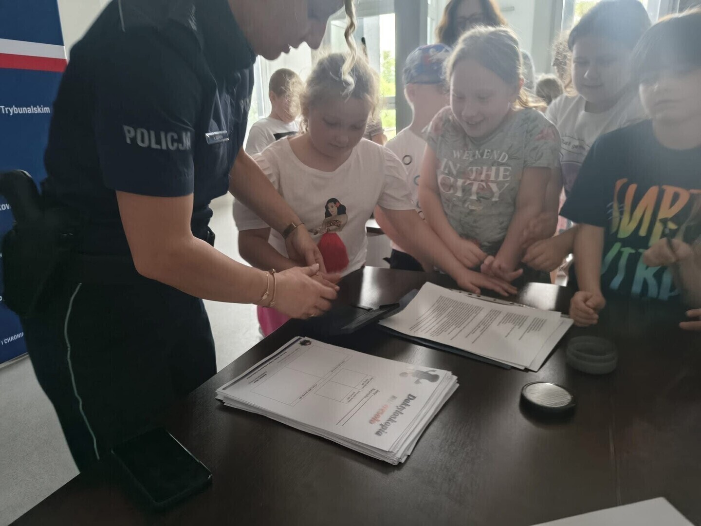 Dzieci z Katolickiej Szkoły Podstawowej odwiedziły Komendę Miejską Policji w Piotrkowie Trybunalskim