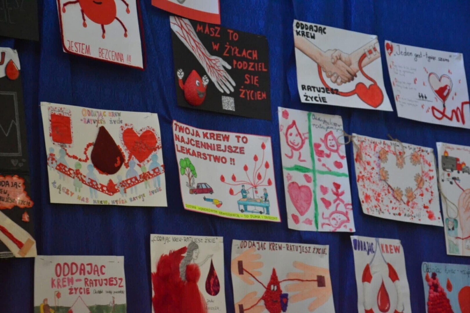 Spośród ponad 200 prac plastycznych powstałych z potrzeby serca i chęci niesienia pomocy aż 40 zostało nagrodzonych podczas gali w Zespole Szkół CKU w Sulejowie. Młodzież udowodniła że rozumie jak ważna jest każda kropla krwi.