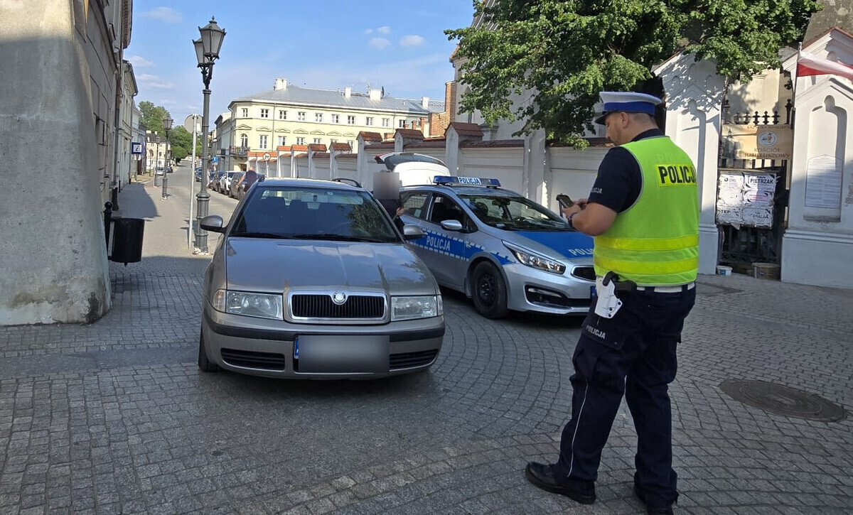 Działania Parkowanie policjanci kontrolują ulice Piotrkowa