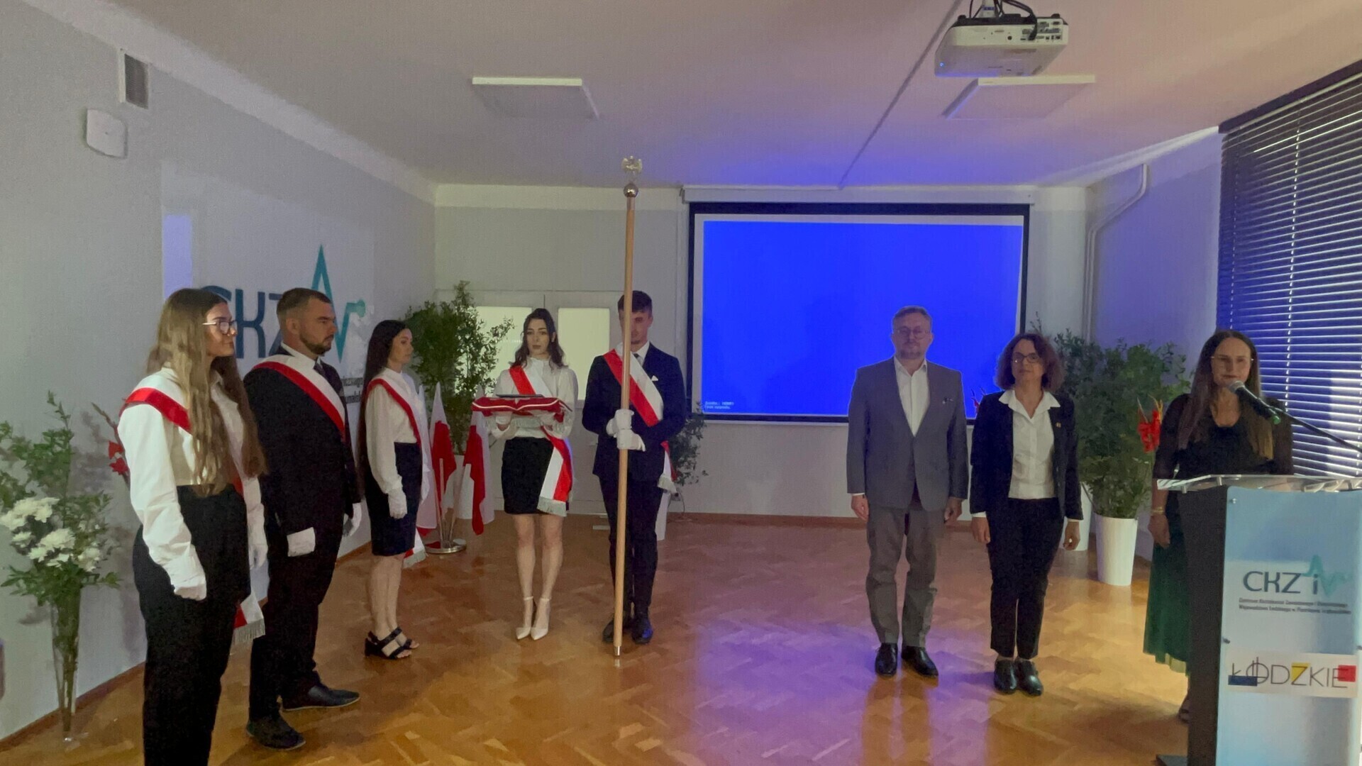 CKZiU w Piotrkowie Trybunalskim z nowym sztandarem historyczny dzień dla szkoły z tradycjami