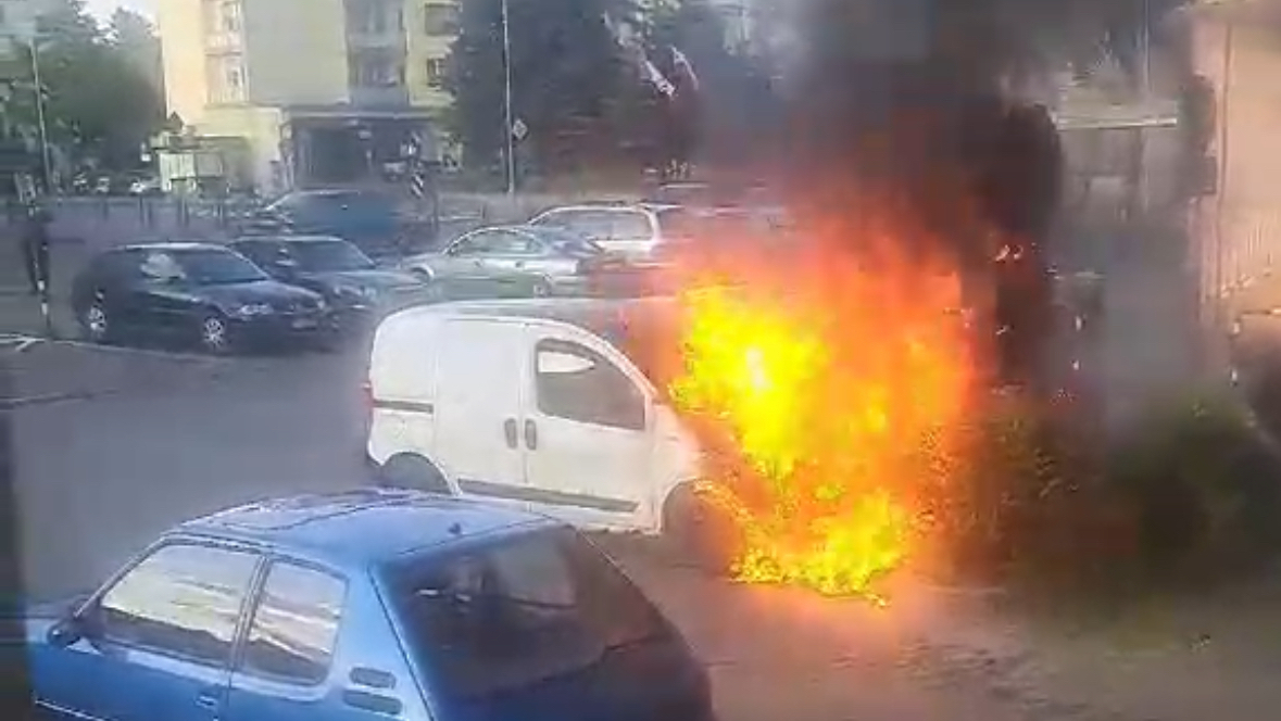 Pożar samochodu przy hali targowej w Boże Ciało. Ogień uszkodził także drugi samochód