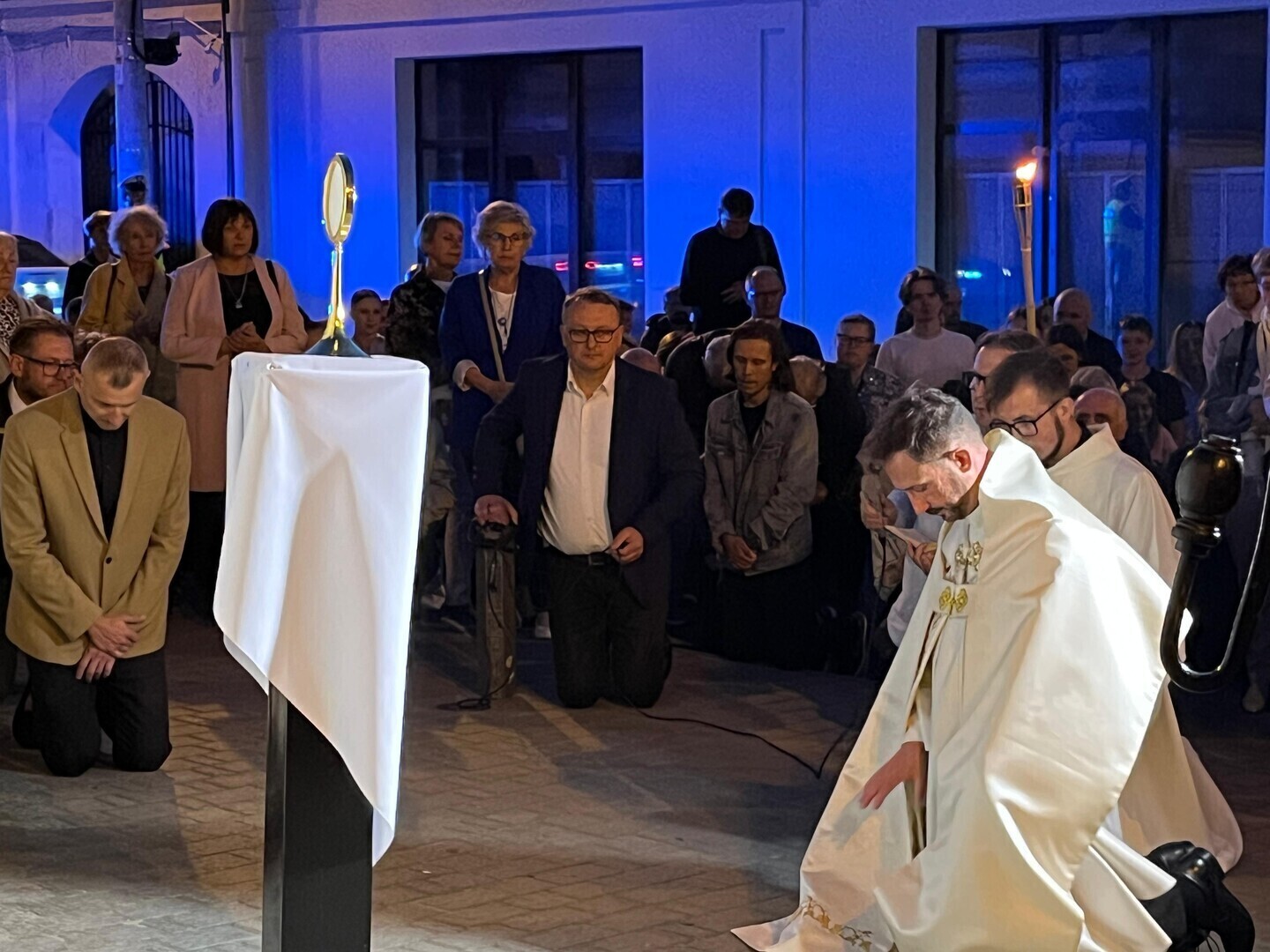 Koncert Chwały i procesja Bożego Ciała w Piotrkowie Trybunalskim. Wspólna modlitwa muzyka i świadectwo wiary