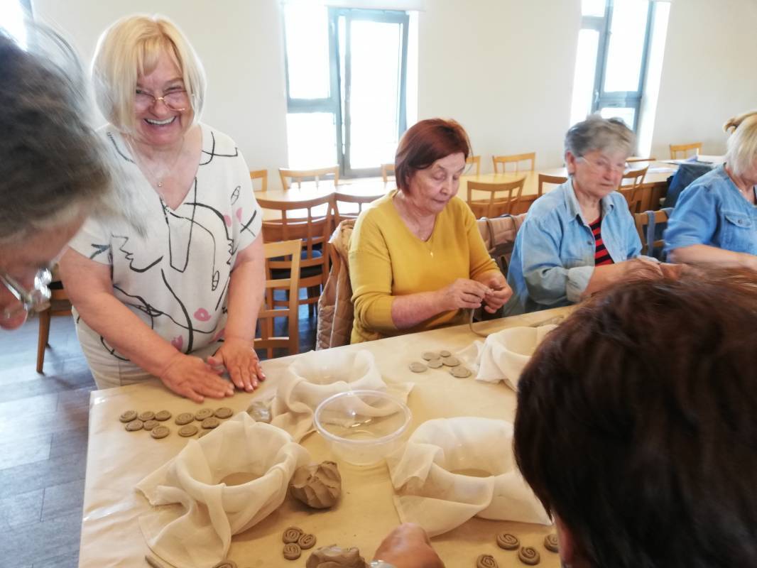 Kultura i sztuka gwarancją spełnionego życia w starszym wieku warsztaty ceramiczne dla seniorów