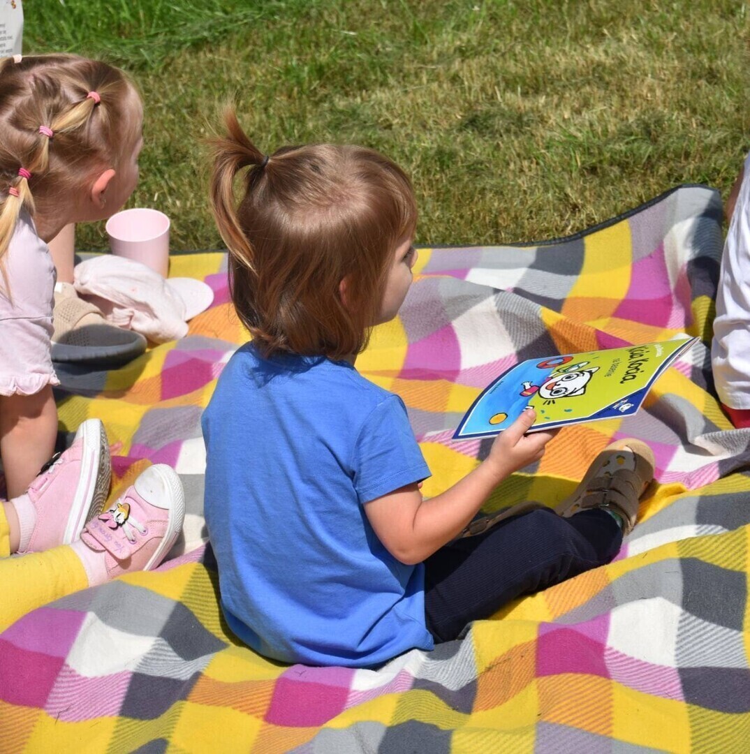Czytanie na Polanie w Kamieńsku z udziałem burmistrza
