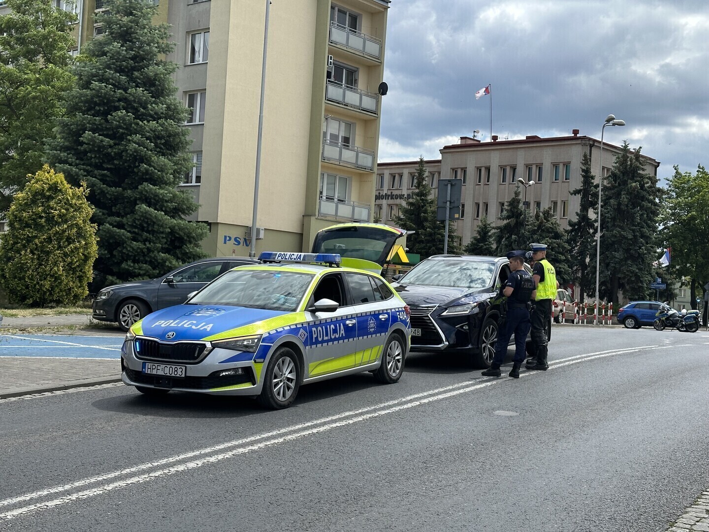 Wypadek z udziałem radiowozu na ul. Sienkiewicza w Piotrkowie. Dwóch policjantów trafiło do szpitala