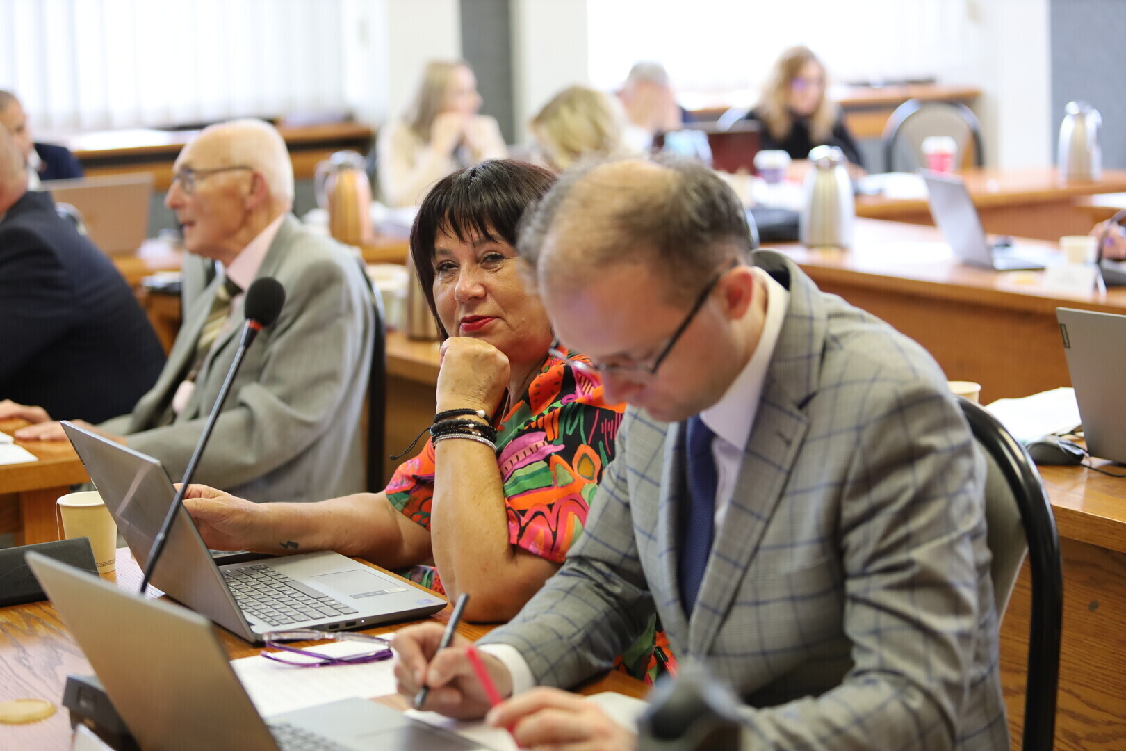 Sesja absolutoryjna w Piotrkowie. Radni zdecydowali czy prezydent Juliusz Wiernicki otrzyma absolutorium i wotum zaufania. Kto jak głosował