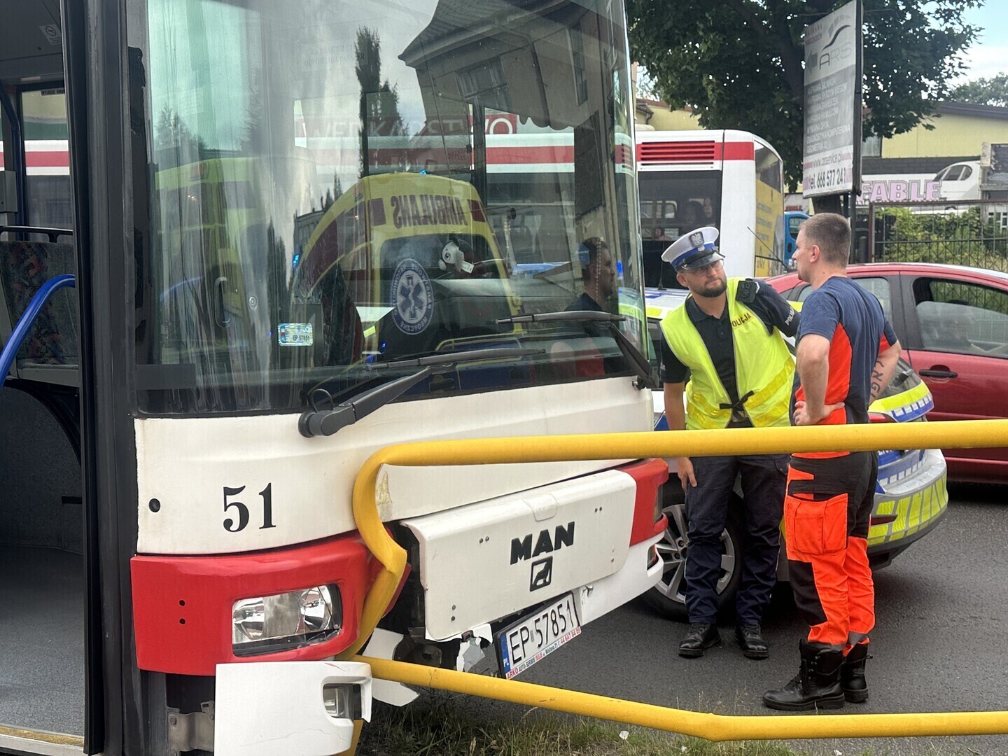 Autobus uderzył w barierki po zderzeniu z samochodem osobowym. Jedna osoba trafiła do szpitala