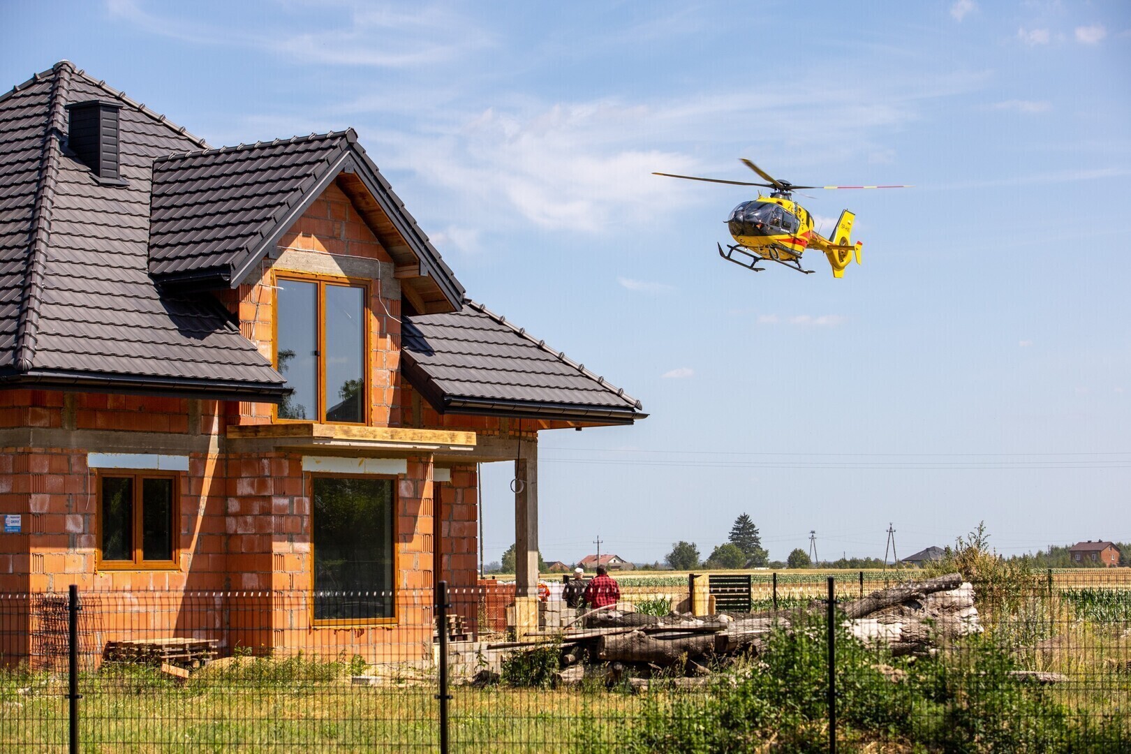 Wypadek w Bujnach. 51-letni mężczyzna spadł z rusztowania. Lądował śmigłowiec LPR