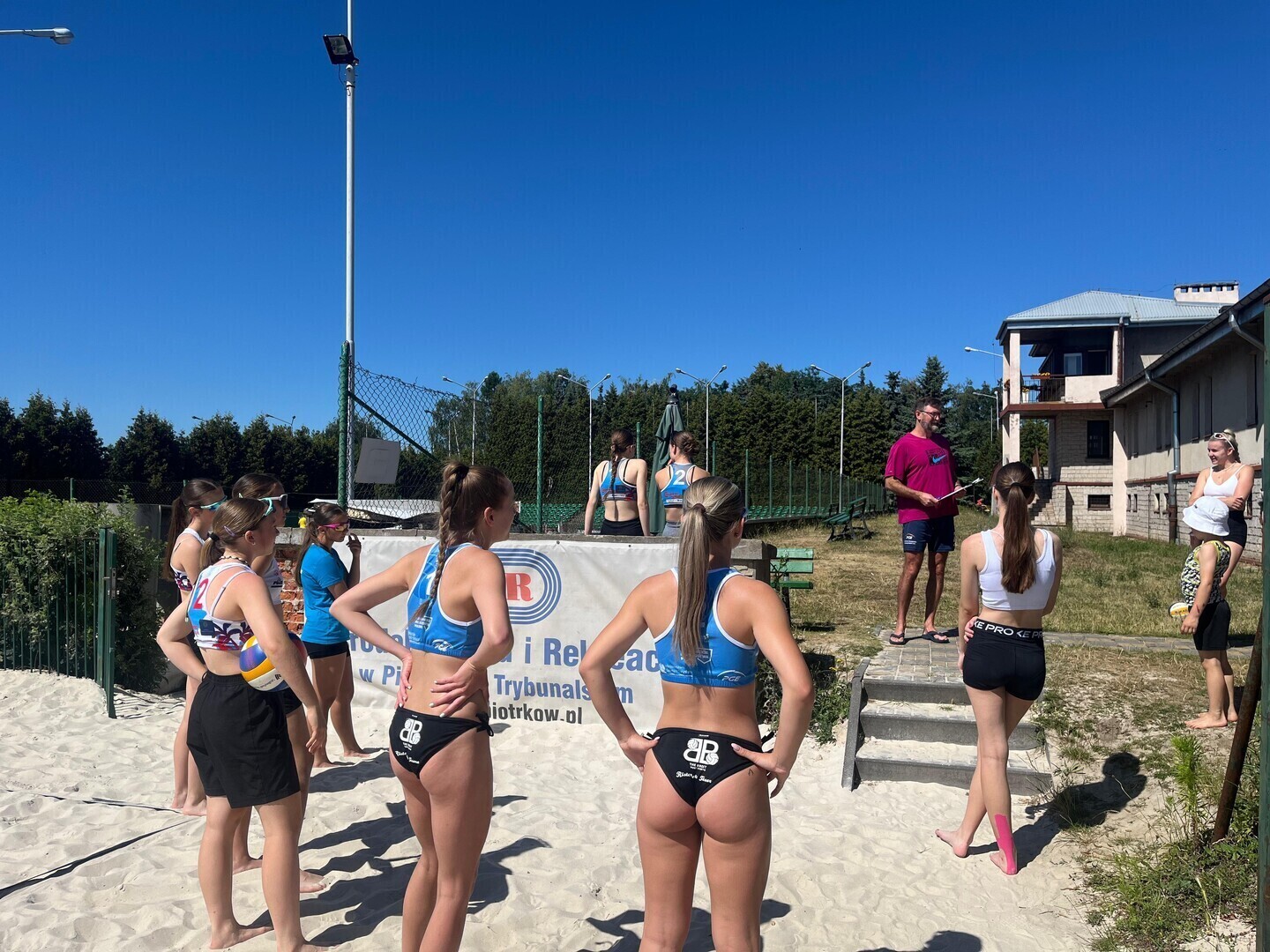 Sportowe Wakacje z OSiR-em 2025 turniej Grand prix siatkówki plażowej dziewcząt w Piotrkowie