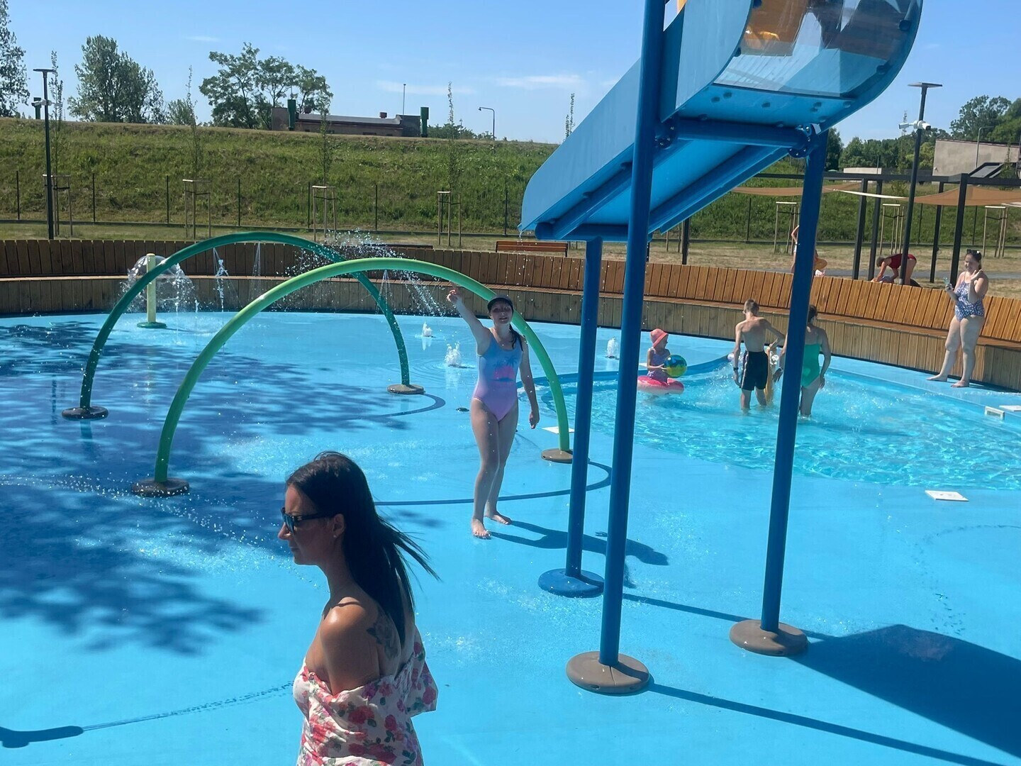 Upały nie straszne piotrkowianom letnie baseny pełne rodzinnych atrakcji