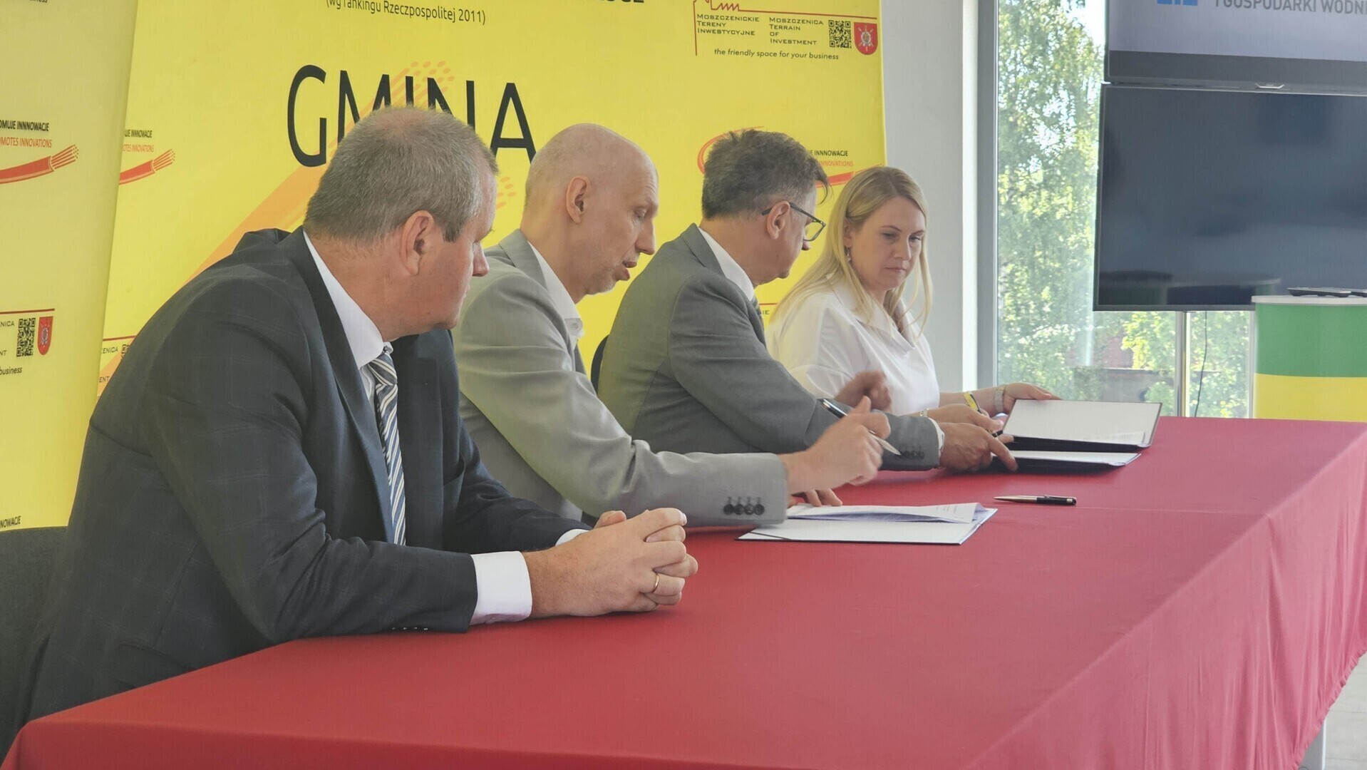 Wójt Dariusz Magacz oraz skarbnik Anna Bijoch podpisali umowę z pełnomocnikiem firmy UOSDrilling Arkadiuszem Biedulskim dotyczącą wykonania otworu poszukiwawczorozpoznawczego w Moszczenicy.