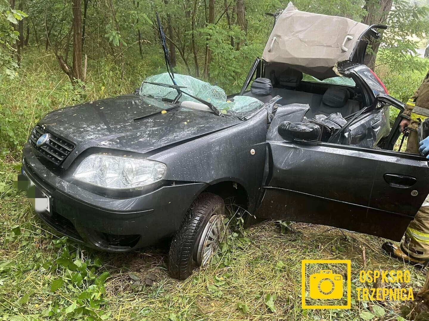 Wypadek w Daniszewicach dachowanie Fiata Punto kobieta trafiła do szpitala. Kolizja trzech samochodów na ul. Sulejowskiej w Piotrkowie